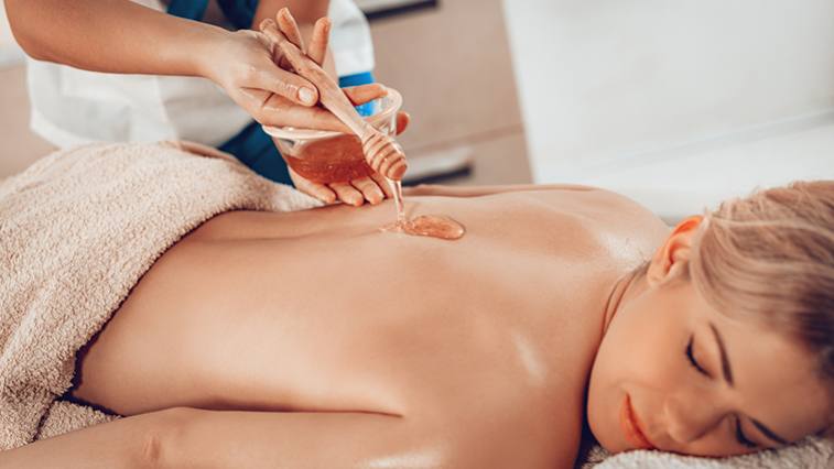 A mézes masszázs lazítja az izmokat és méregtelenít