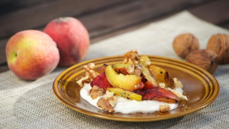 Grilované broskve s jogurtem, medem a ořechy