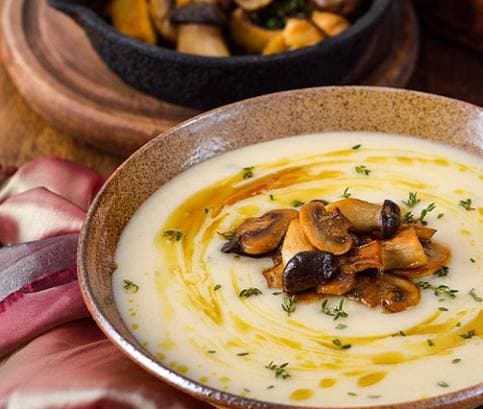 Krémová bramborovo-česneková polévka s houbami