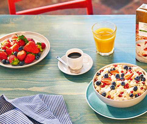 Veganská ovesná kaše s čerstvým ovocem a kokosem