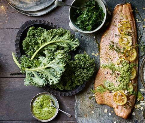 Pečený losos s kapustovo-mandlovým pestem a bílými fazolemi