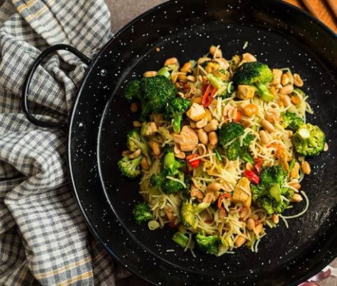 Ryžové rezance s brokolicou a lososom