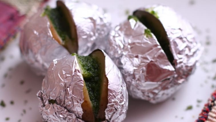 Héjában főtt krumpli medvehagymás szósszal