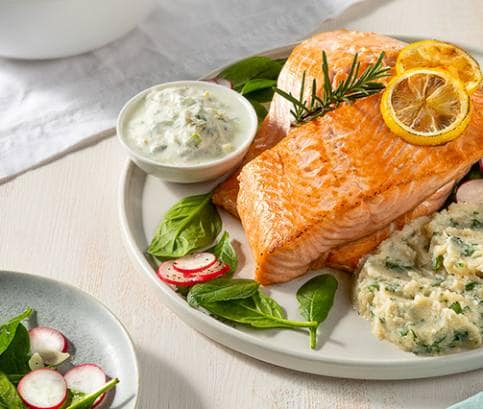 Pošírovaný filet z lososa s ředkvičkou, podávaný s křenovou omáčkou a květákovým pyré