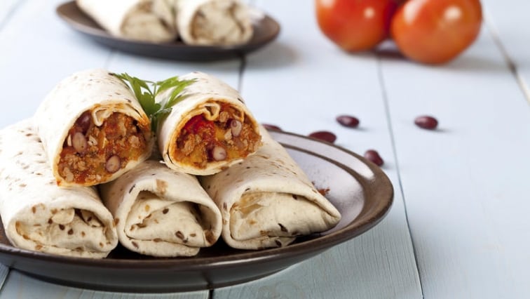 Burritos plněné směsí mletého masa a červenými fazolemi