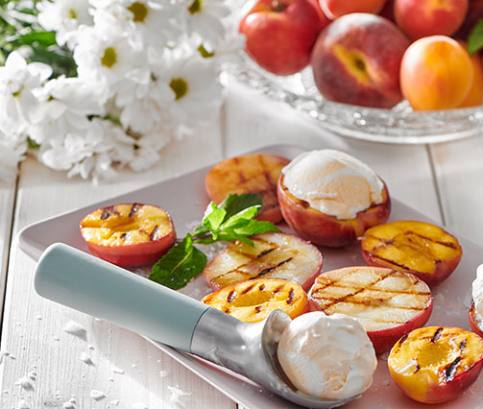 Grilované broskyne so zmrzlinou