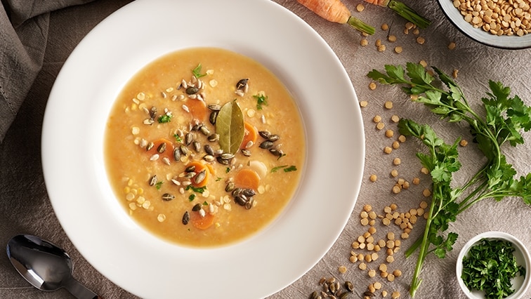 Polievka zo suchého hrachu so zeleninou