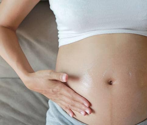 Pro hladké bříško: Jak na strie v těhotenství? 
