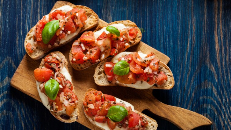 Grilovaná bruschetta s mozzarellou a paradajkami
