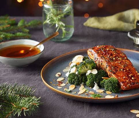 Lososové filé zapečené v medovo-pepřové omáčce s brokolicí