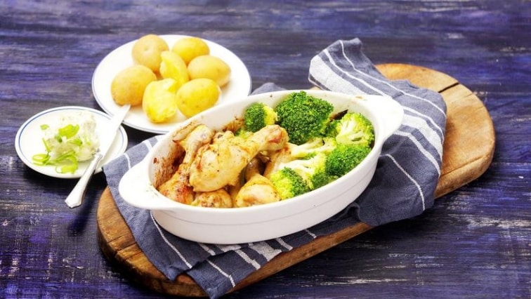 Kuřecí paličky s brokolicí bramborami a bylinkovým máslem