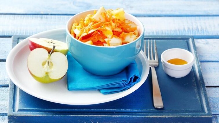 Mrkvový salát s ananasem a jablky