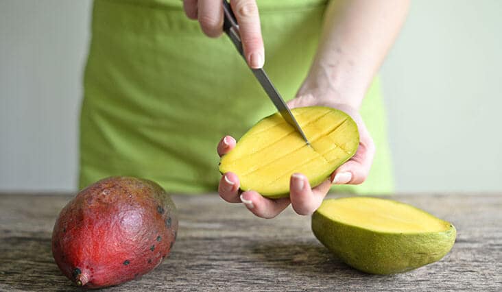 Az érett mangó gyors hámozásának módja 