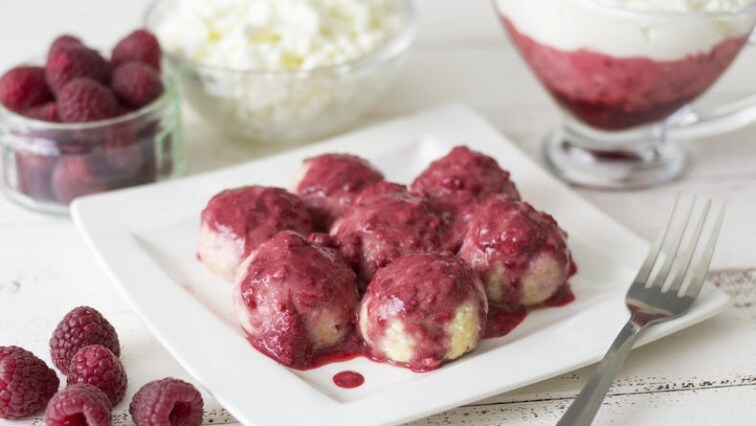 Tvarohové malinové knedlíky bez lepku s omáčkou