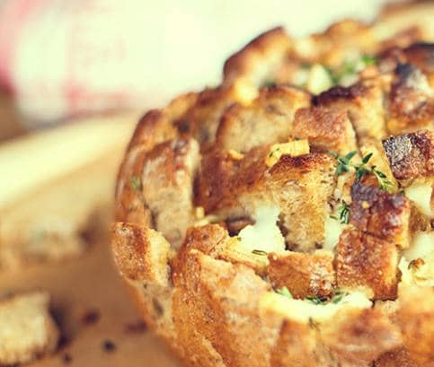 Pull apart chlieb so syrom a s bylinkami