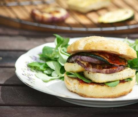 Videorecept: vegetariánský burger s tofu v bezlepkových brioškách