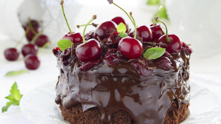 Třešňový dort s polevou z mléčné čokolády