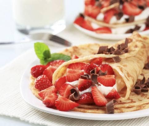 Palačinky se šlehačkou a jahodami bez lepku