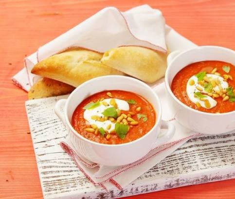 Tomatová polévka se zakysanou smetanou, praženými semínky a bazalkou