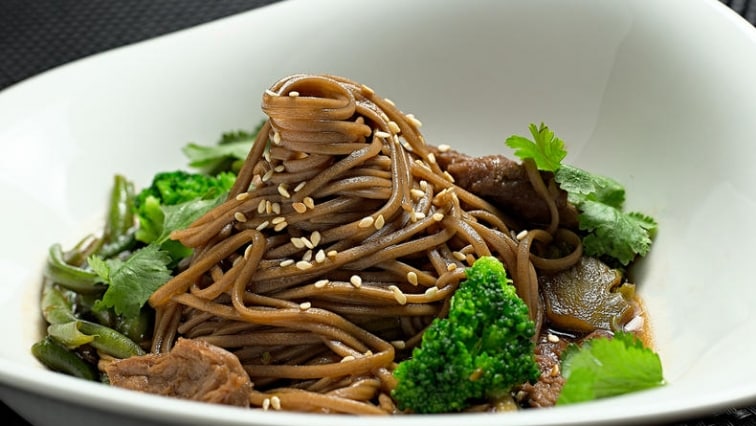 Nudle soba s hovězím masem, brokolicí a sezamem