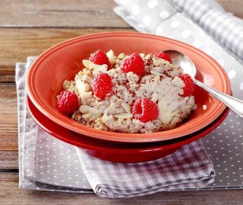 Ovesná kaše s plátky mandlí, malinami a čokoládou