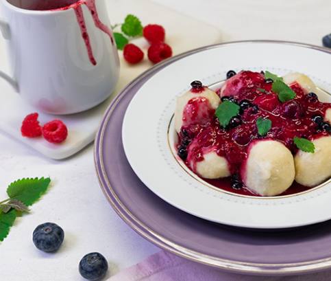 Tvarohové guľôčky s ovocnou omáčkou