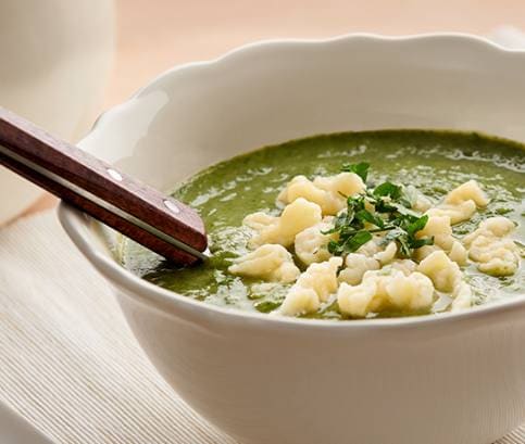 Jarní polévka se semolinovými gnocchi 