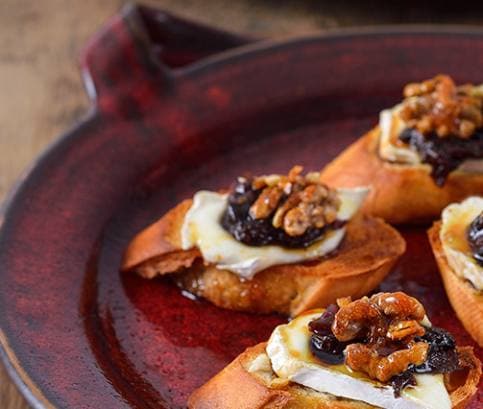 Jednohubky se švestkovým čatní, camembertem a karamelizovanými ořechy