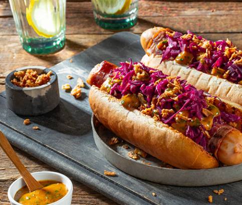 Hot-dogy s párkem zabaleným ve slanině se zelím a cibulkou