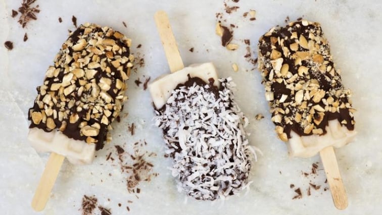 Domácí tvarohové nanuky s čokoládovou polevou a zdobením