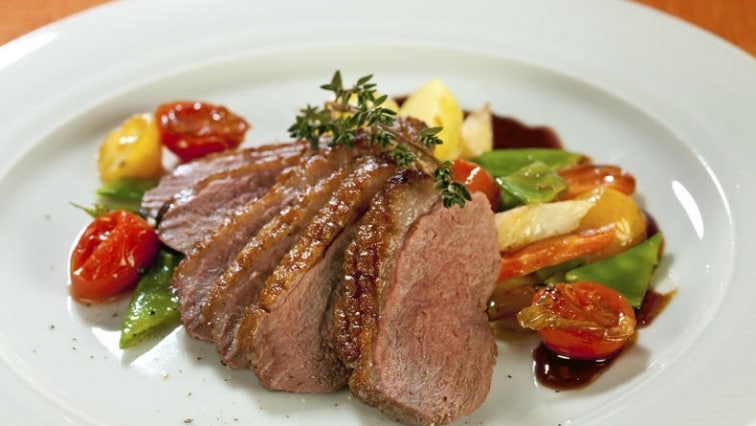 Kachní prsa se zeleninou na víně