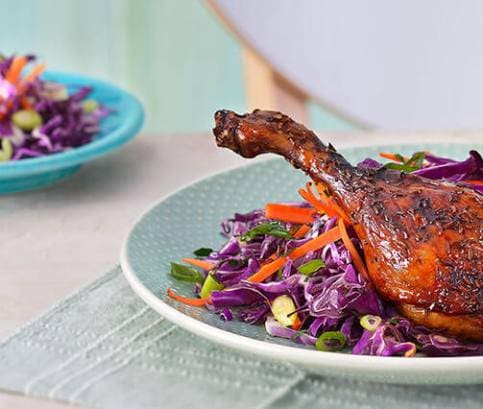 Křupavá kachní stehna se zelným salátem a bramborovými šiškami