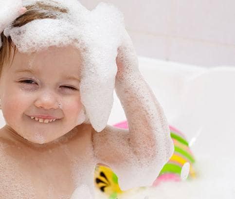 A babák haját elég hetente egyszer mosni