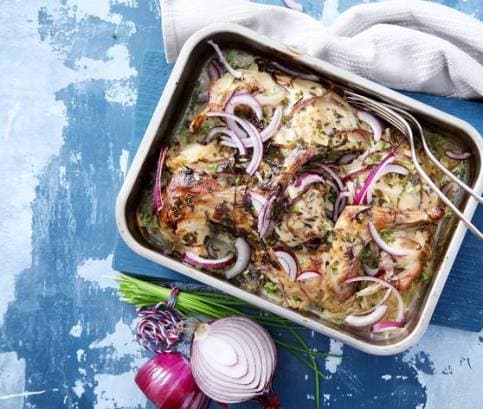 Grilovaný králík marinovaný v jogurtu a bylinkách