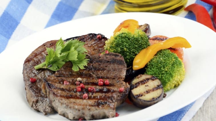 Grilovaný hovězí steak se zeleninou