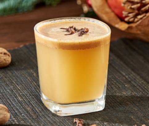 Horúci maslový bourbon so škoricou