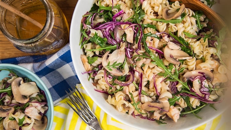 Cestoviny s medovo-horčicovou omáčkou