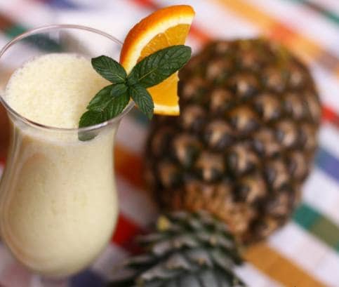 Kókuszlikőrös-ananászleves koktél