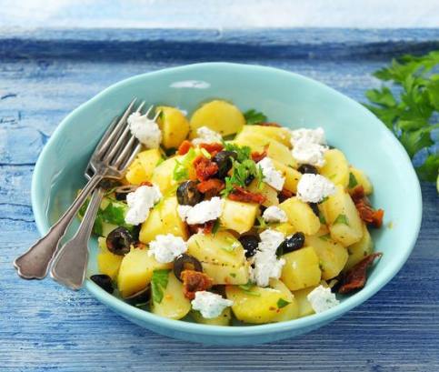 Středomořský bramborový salát s kozím sýrem a olivami