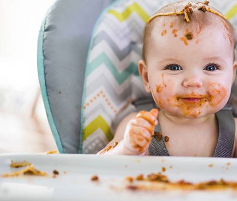 5 tipov, ako bábätko nadobro odučiť hádzať jedlo na zem