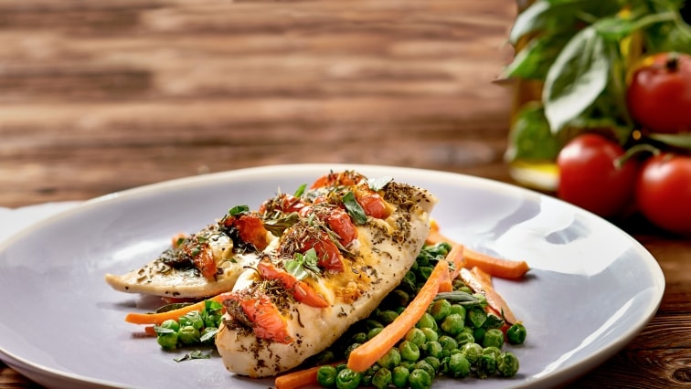 Mozzarellával, bazsalikommal és pradicsommal töltött csirkemell