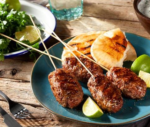 Grécka kofta s grilovaným pita chlebom a citrónovým dipom