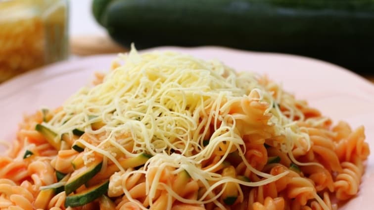 Cukkinis tésztasaláta