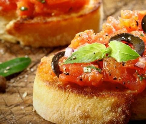Italská bruschetta s rajčaty a bazalkou