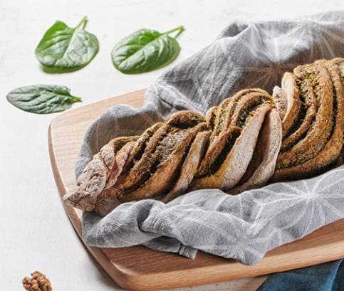 Domáci chlieb v tvare vrkoča so špenátovým pestom