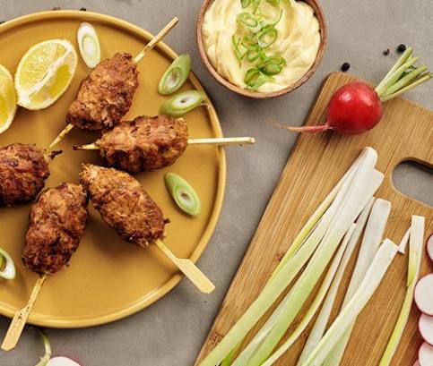 Grillezett darált hús nyárson reteksalátával