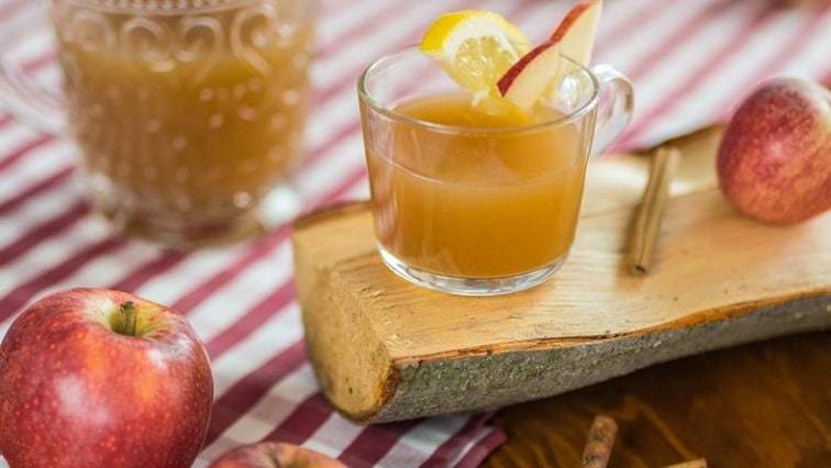 Svařený jablečný mošt se špetkou zázvoru