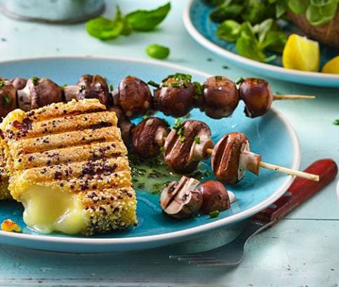 Quinoába forgatott görög sajt gombával, fűszeres vajon, joghurtos mártogatóssal