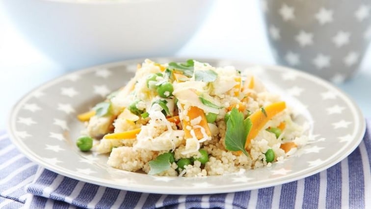 Kuskus s kuřecími kousky zeleninou a sýrem