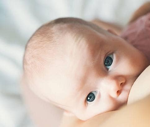 Problémy při kojení: včasnou péčí lze předejít potížím